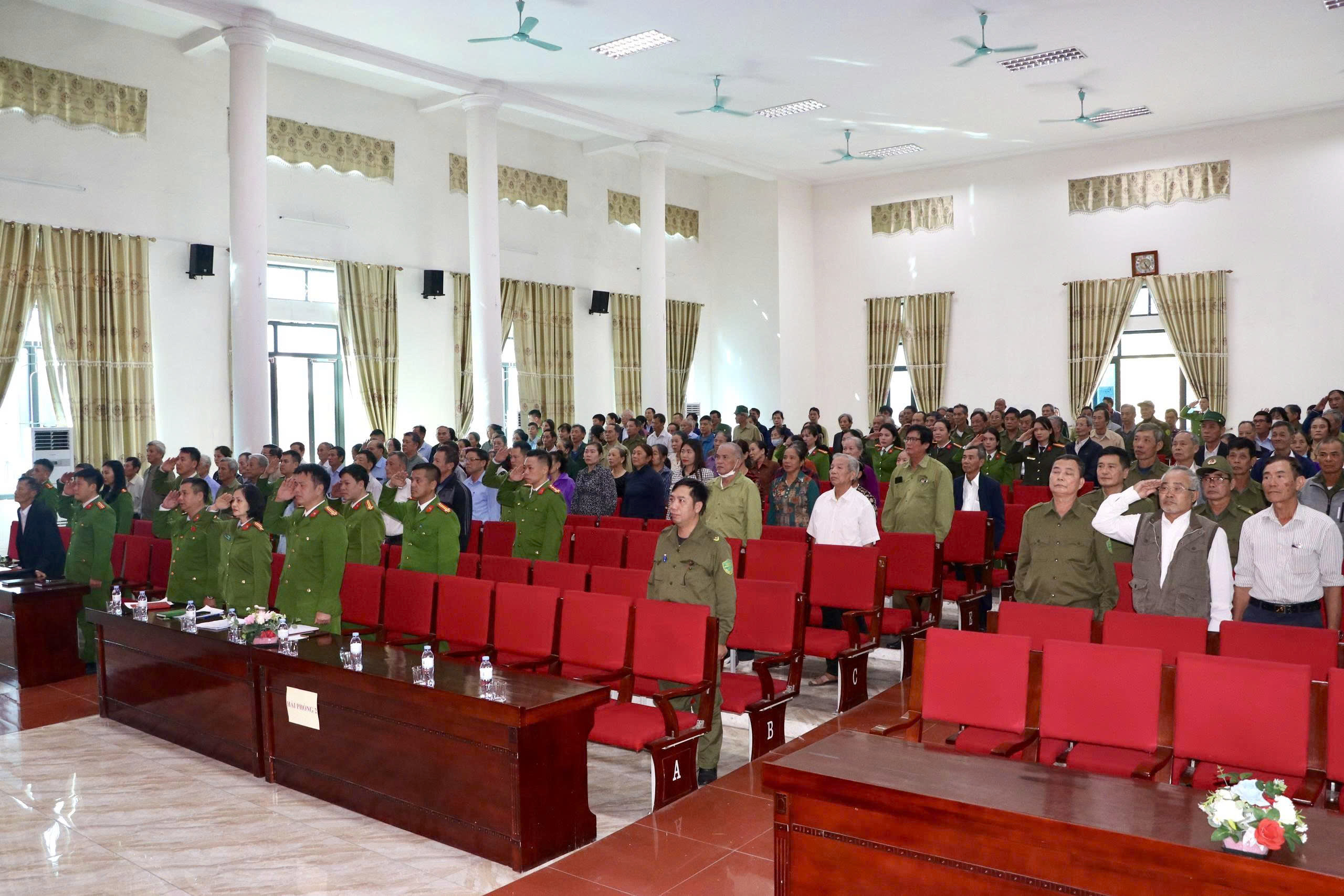 Công an xã Nam Sách đẩy mạnh phong trào thi đua “Ba nhất” qua hội nghị lắng nghe ý kiến Nhân dân
